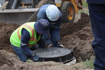 Limpieza de sumideros en Quito: trabajadores retiran sedimentos para prevenir inundaciones en barrios del norte y sur.