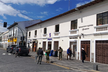 Varios locales comerciales están cerrados en el Centro Histórico de Latacunga.