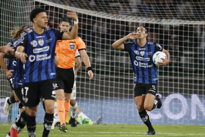 Michael Hoyos (d) de Independiente del Valle celebra un gol en un partido de cuartos de final de la Copa Sudamericana ante Once Caldas.