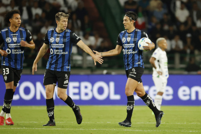 Richard Schunke y Michael Hoyos en el festejo del gol de Independiente del Valle ante Once Caldas en Colombia.