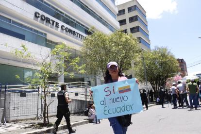 Simpatizantes al oficialismo se concentraron en los exteriores de la Corte Constitucional del Ecuador en los últimos días para exigir un fallo favorable a la convocatoria a la Constituyente.