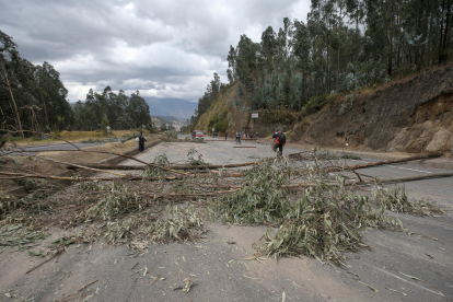 Vías amanecen cerradas por el paro nacional.