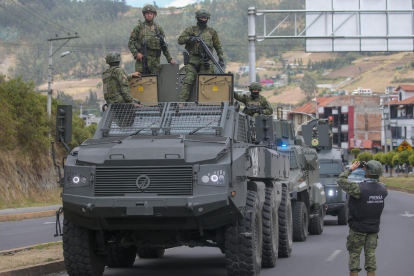 Integrantes de las Fuerzas Armadas de Ecuador custodian en varios puntos del país.