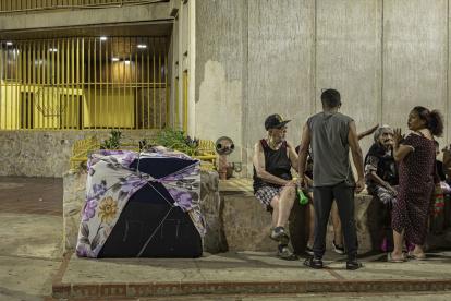 Personas permanecen en la calle durante la madrugada por movimientos sísmicos este jueves, en Maracaibo (Venezuela).