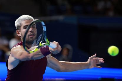 TOKYO (Japan), 25/09/2025.- Carlos Alcaraz of Spain in action against Sebastian Baez of Argentina during his round of 32 match of the Japan Open tennis tournament at Ariake Colosseum in Tokyo, Japan, 25 September 2025. Alcaraz won the match. (Tenis, Japón, España, Tokio) EFE/EPA/FRANCK ROBICHON