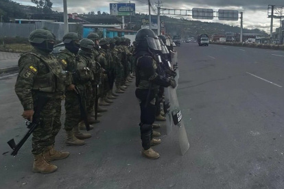 Los militares vigilan en distintos tramos de la av. Panamericana Sur para evitar que los manifestantes cierren el tránsito.