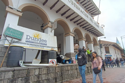Activistas defensores del agua de Cuenca hasta la Gobernación del Azuay y dejaron desechos como protesta.