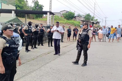 Familiares de los privados de libertad esperan con angustia noticias en los exteriores de la cárcel de Esmeraldas tras la masacre del 25 de septiembre de 2025.