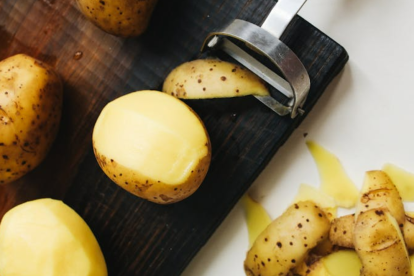 La cáscara de papa y el bicarbonato, un poderoso dúo natural que devuelve el brillo a los metales oxidados del hogar.