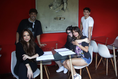 Belén Franco con Ërika Vélez, Alejandra Paredes, Sebastián Perdomo y Ricardo