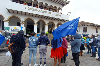 Tres activistas ambientales de Cuenca denunciaron el bloqueo de sus cuentas bancarias.