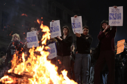 Personas sostienen carteles durante una manifestación el miércoles, 24  de septiembre de 2025, en Buenos Aires (Argentina).