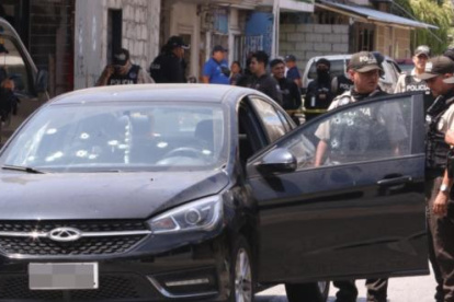 El vehículo en el que se movilizaban los ciudadanos quedó con múltiples orificios de balas, como una muestra de la violencia del ataque.