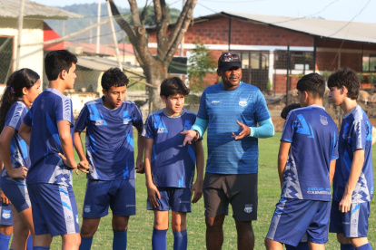 Wilson Carabalí, exjugador de Emelec, charla con chicos de la Escuela de Fútbol del Emelec.