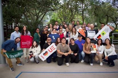 Estudiantes y familias durante la feria ULAND 2025 en Guayaquil, explorando opciones de estudio en el extranjero y recibiendo asesoría personalizada.