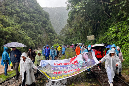 Operadores turísticos y pobladores se manifiestan en las vías del tren cerca de Machu Picchu contra la apertura de la venta de boletos en línea a las ruinas de la ciudadela inca.