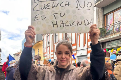 Mónica Palacios participó de la marcha multitudinaria, desarrollada en Cuenca, en contra del proyecto minero Loma Larga.