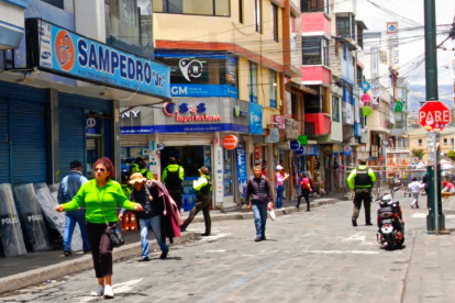 Latacunga. Entre vallados los comerciantes tienen la expectativa de reactivar el comercio con la peatonalización.