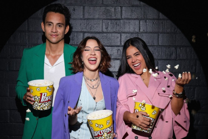 El director Josue Miranda junto a las actrices Viviana Salame y Michela Pincay.