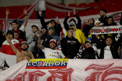 Aficionados de LDUQ celebran al ganar un partido de cuartos de final de la Copa Libertadores frente a Sao Paulo.
