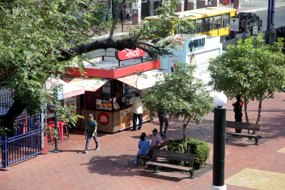 Comida. Muchos puestos se concentran cerca de los juegos infantiles, la entrada principal y Bahía Malecón, y otros están próximos a sectores como Mercado del Río