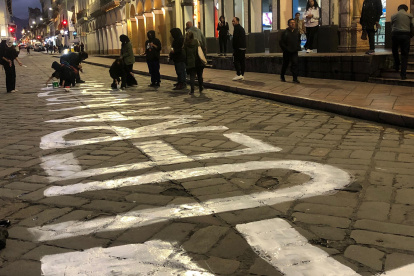 Manifestantes de Cuenca dieron reprimidos con violencia luego de pintar la frase "fuera Noboa" sobre la calle.
