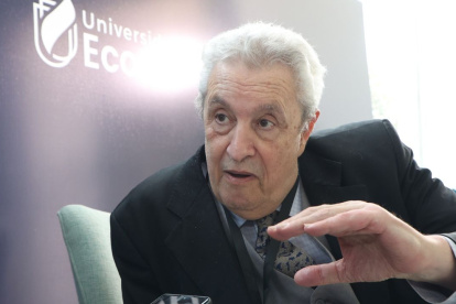 Claudio Rama advierte que América Latina aún está rezagada en la revolución digital y necesita avanzar hacia una educación apoyada en inteligencia artificial.