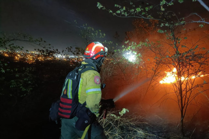 Personal bomberil durante trabajos de sofocación del fuego en el cerro Colorado, en el norte de Guayaquil.