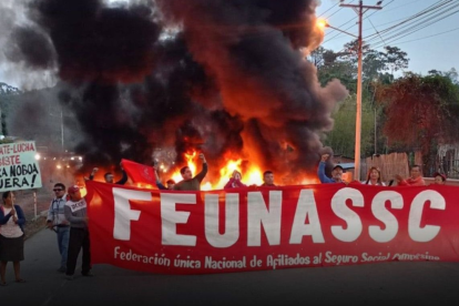 Alrededor de la 6 de la mañana manifestantes bloquearon la vía Guayaquil - Jipijapa.
