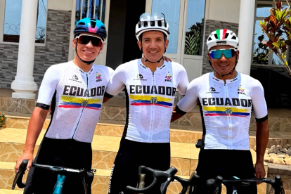 Richard Carapaz (c) tendrá en apoyo de Martín López (i) y Jonathan Caicedo (d).