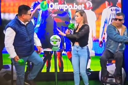 Periodistas peruanos se pelean en vivo en un programa deportivo.