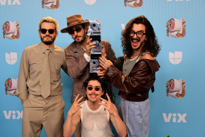 Los integrantes de Morat posan con los premios a canción pop rock y álbum pop durante los Premios Juventud 2025 en Panamá.
