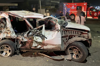 Un fallecido y un herido dejó el trágico choque entre un auto y una volqueta en Puembo, valle del nororiente de Quito.