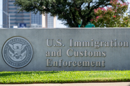 Se ve la entrada a un centro de detención del Servicio de Inmigración y Aduanas de Estados Unidos (ICE).