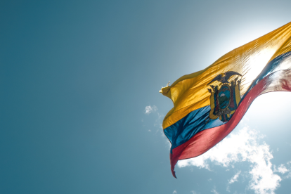 La bandera tricolor de Ecuador representa la riqueza natural, el cielo y la sangre de los héroes que lucharon por la independencia.
