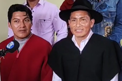 Fausto Chango (de negro) es el presidente del Movimiento Indígena de Tungurahua.