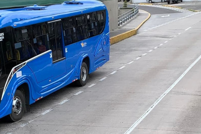 Más de 20 pasajeros se quedaron encerrados en bus, luego de que el conductor dejó abandonada la unidad en el norte de Quito.