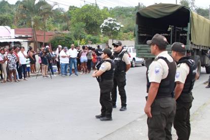 Los familiares se concentraron y protestaron en los exteriores de la Cárcel de Varones de Esmeraldas, para exigir información sobre los internos, luego de la masacre carcelaria.
