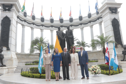 Esmeralda Rivera de Parodi, cónsul de Honduras; Cristina Figueroa de Bitar, cónsul de El Salvador; Juan Doumet Antón, cónsul honorario de Honduras; Gricelda Cortés de Spaans, cónsul de Costa Rica; y Rafael Florido, cónsul de Guatemala.