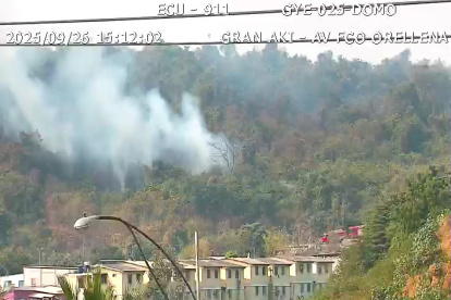 La tarde de este viernes 26 de septiembre, se evidenció un foco activo del incendio en cerro Colorado, en el norte de Guayaquil.