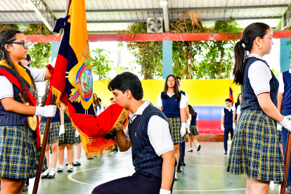 Juramento de la Bandera por parte de los estudiantes de tercero bachillerato.