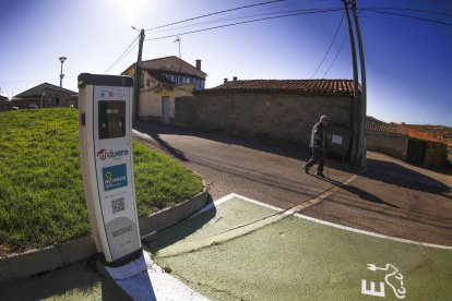 Vista del punto verde de recarga ubicado cerca del ayuntamiento de la localidad de Villaseco del Pan, Zamora.