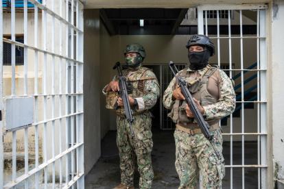 Foto de archivo de integrantes de las Fuerzas Armadas de Ecuador que vigilan en la Penitenciaría del Litoral en Guayaquil (Ecuador).