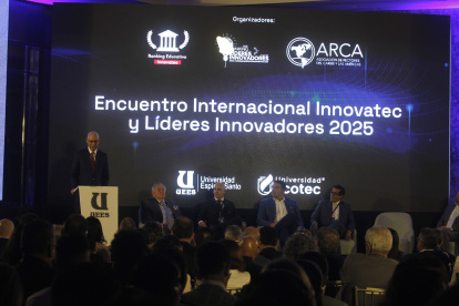 Escenario principal y autoridades durante la inauguración de Innovatec 2025.