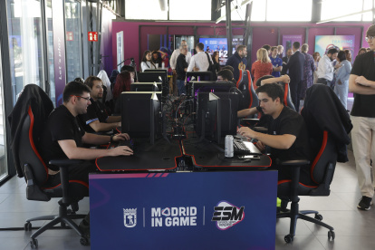Decenas de amantes de los juegos electrónicos se congregan en la capital española por el torneo.