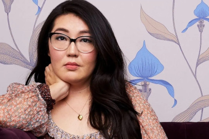 Jenny Han es una autora, guionista y productora ejecutiva. Es conocida por escribir la trilogía Todos los chicos de los que me enamoré, que se adaptó a Netflix.