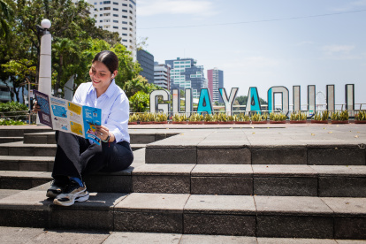 Autoridades presentan el nuevo Mapa de Atractivos Turísticos de Guayaquil durante evento oficial.