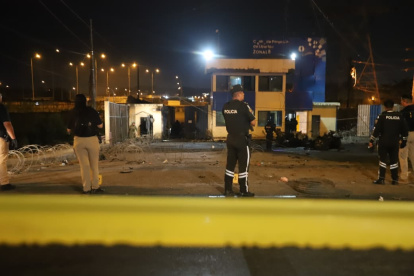 Explosión de coche bomba en los exteriores de la Penitenciaría del Litoral.