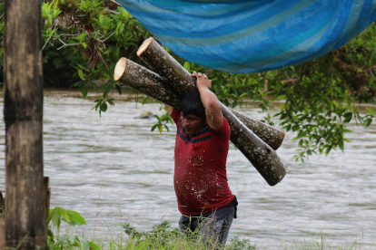 Cotidianidad. Salir a pescar al río, cazar y recolectar madera al bosque, es parte de las costumbres ancestrales de los chachis.