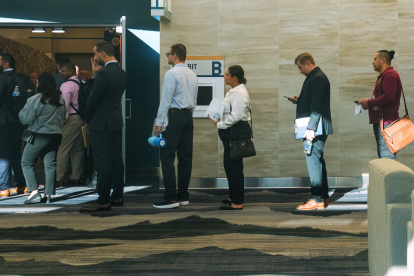 Postulantes. Personas esperan en fila en una feria de empleo organizada por ICE en el Centro de Convenciones del Valle de Utah, en Provo, Utah, en septiembre de 2025.